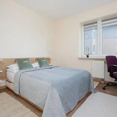 Spacious 120 M From The Metro Station By Renters Apartament