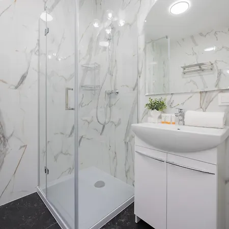 Spacious 120 M From The Metro Station By Renters Daire *