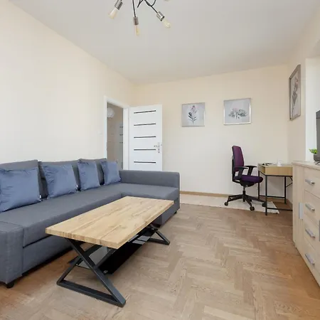 Spacious 120 M From The Metro Station By Renters *
